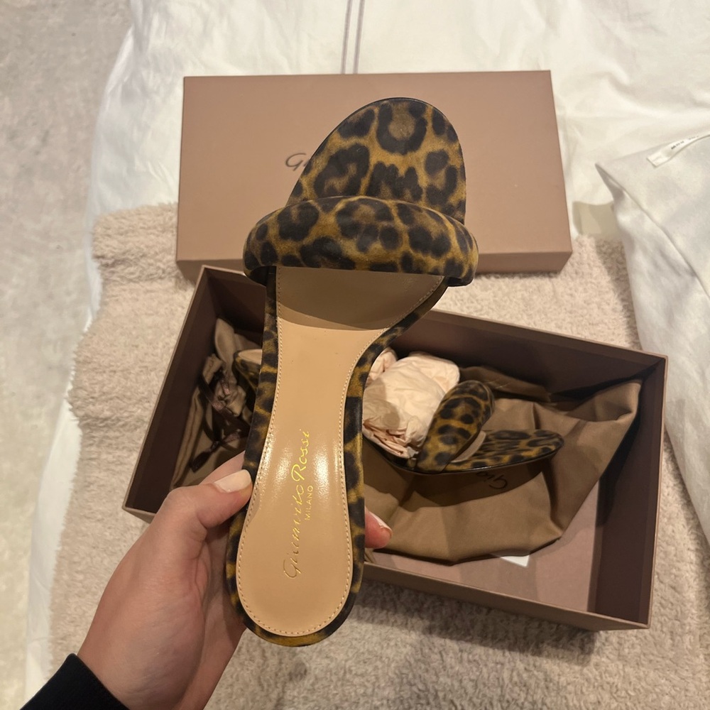 Gianvito Rossi

Bijoux 85MM Leopard Suede Mules - Picture 5 of 7